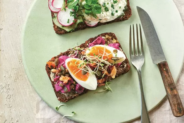 Нежные бутерброды с творогом и свежими овощами