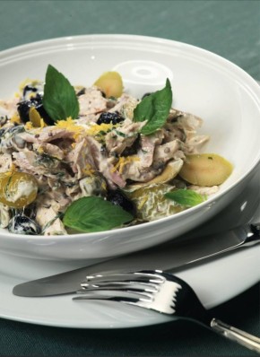 Освежающее блюдо: холодная курица с оливками и лимоном