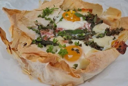 Шакшука на лаваше с брынзой и базиликом