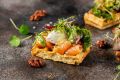 Вкусная брускетта с лососем на хрустящей картофельной вафле