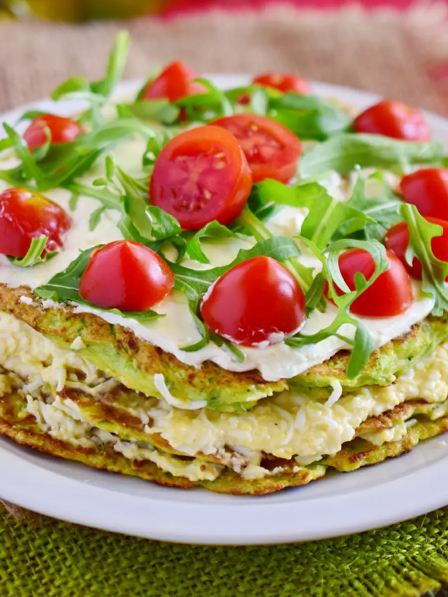 Этот лёгкий закусочный торт украсит любой праздничный стол