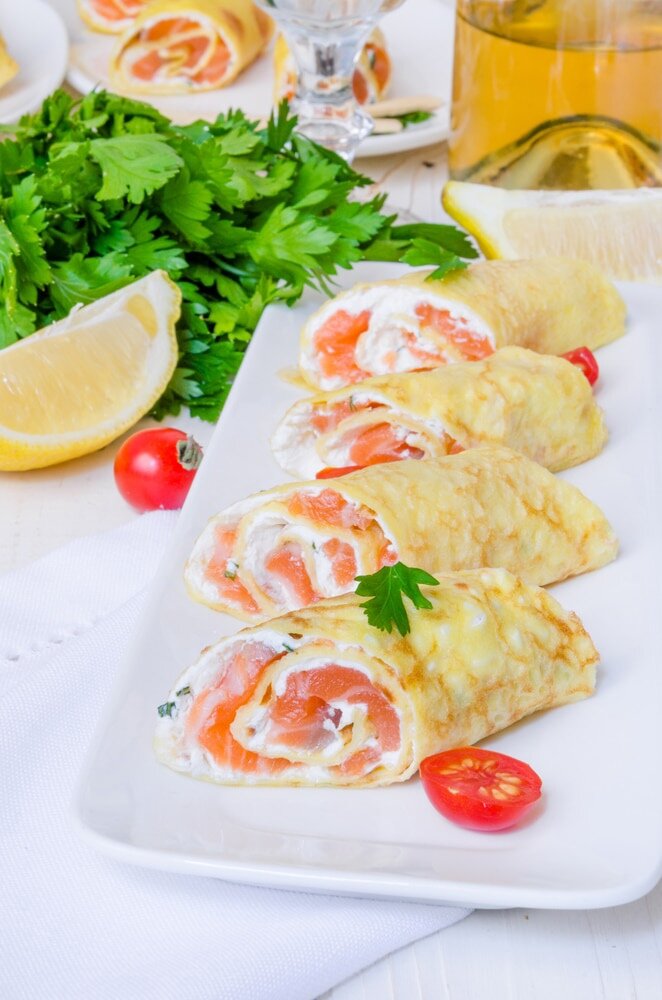 Необычные рулетики: блины с красной рыбой и сыром