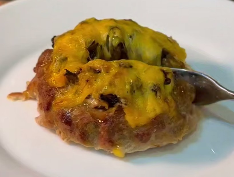 Мясные гнезда с ароматными шампиньонами: идеальный ужин за 20 минут