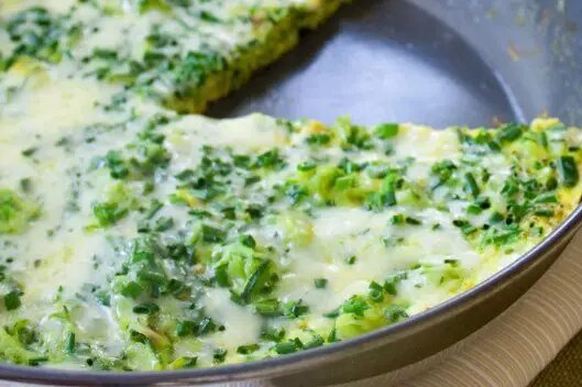 Нежный омлет с кабачками и секретом из зелени