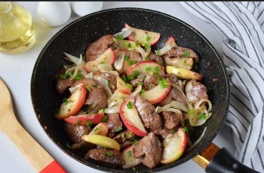 Куриная печень с яблоками и корицей: оригинальный рецепт для гурманов
