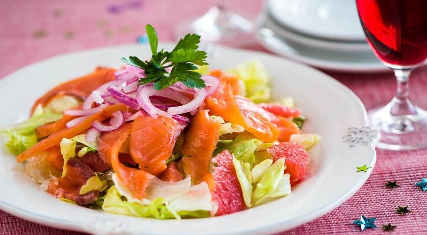 Салат с красной рыбой и цитрусовыми: легкость и свежесть на вашем столе