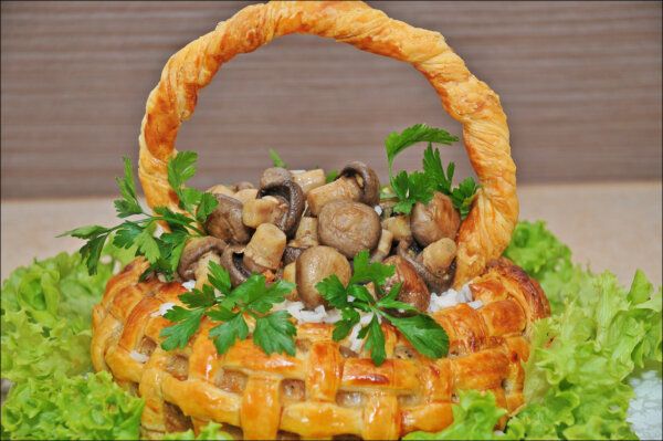 Мясное лукошко из слоеного теста: кулинарный шедевр для вашей праздничной трапезы