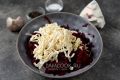 Свекольный салат для настоящих гурманов: простой, но эффектный вкус
