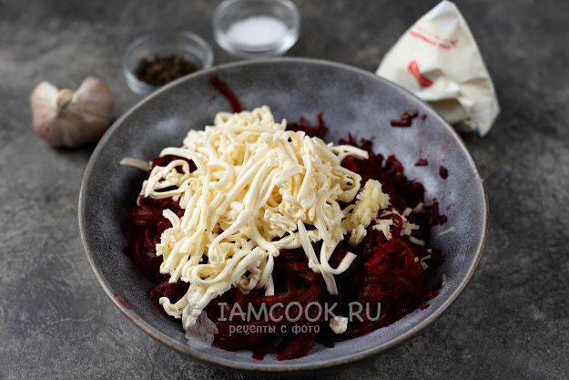 Свекольный салат для настоящих гурманов: простой, но эффектный вкус