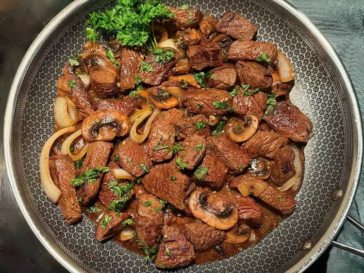 Говядина с чесночным маслом и грибами: быстрое и вкусное блюдо для любого повода